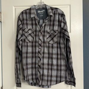 Men’s Wrangler button-down long sleeve shirt